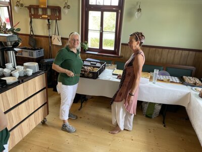 Vorbereitung gro&szlig;es Kuchenb&uuml;fett  (Bild vergr&ouml;&szlig;ern)