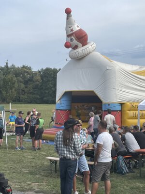 Die H&uuml;pfburg - Magnet f&uuml;r die Kinder  (Bild vergr&ouml;&szlig;ern)