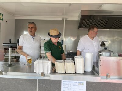 Vorbereitung &Ouml;ffnung Gastrowagen  (Bild vergr&ouml;&szlig;ern)