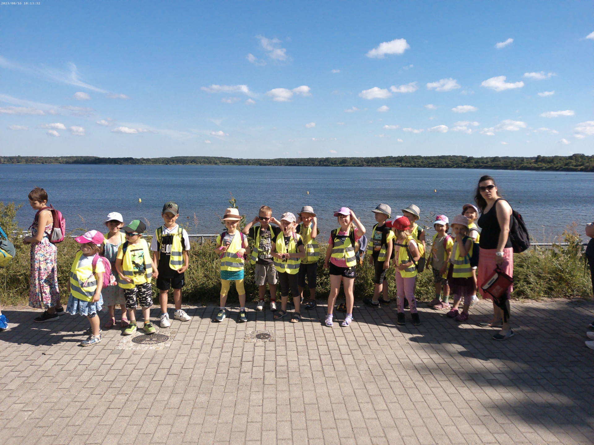 Bild: Bevor es rein geht, schnell noch ein Gruppenfoto vor dem Senftenberger See.