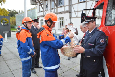 Danksagung mit Geschenk&uuml;bergabe an Kommandant WF Steiff, Mike L&ouml;penhaus und Gesch&auml;ftsf&uuml;hrer Dr. Ralf Holz  (Bild vergr&ouml;&szlig;ern)