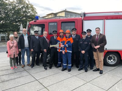 Symbolische Schl&uuml;ssel&uuml;bergabe mit geladenen G&auml;sten  (Bild vergr&ouml;&szlig;ern)