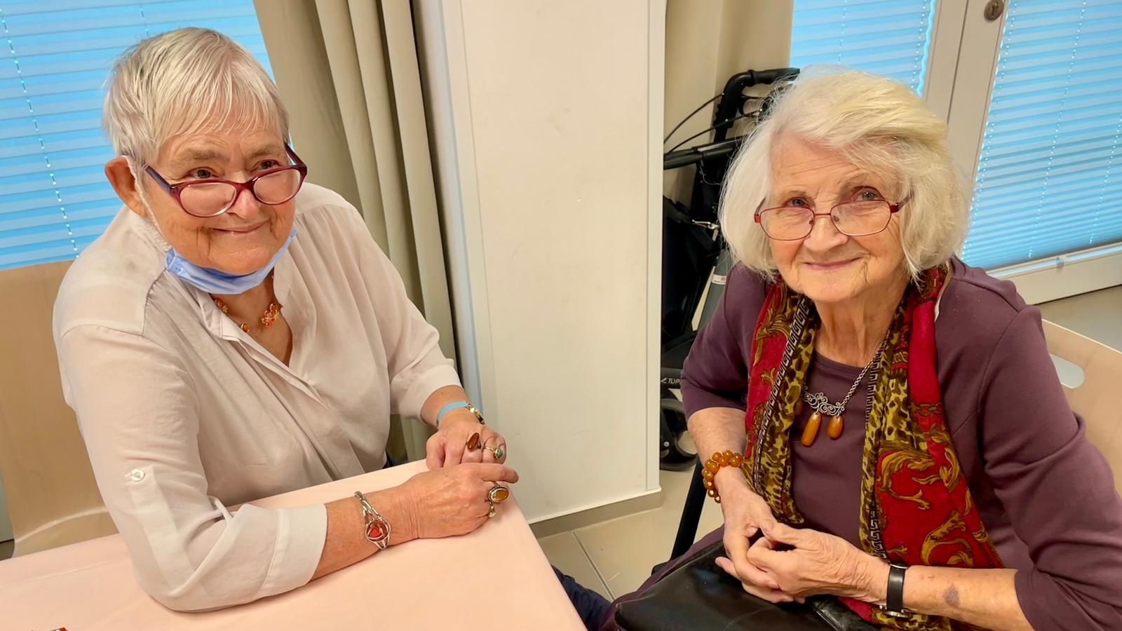 Bild: 30 Jahre SHG „Balance“: Sie kennen und schätzen sich seit vielen Jahren: Ursula Fröhlich und Sigrid Thiel (v. li). Ursula Fröhlich ist Mitbegründerin der Selbsthilfegruppen „Balance“ am 24.09.2024 und übergab erst fast zehn Jahre später den Staffelstab am 14.07.2004 an Marianne Stolzmann. Sigrid Thiel hat den Verein Mimose e. V. Bernau aus der Taufe gehoben und viele Jahre als Vorsitzende geleitet.