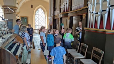 Foto des Albums: Wandertag Klasse 2 Besuch der Kirche in Schmölln