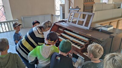 Foto des Albums: Wandertag Klasse 2 Besuch der Kirche in Schmölln