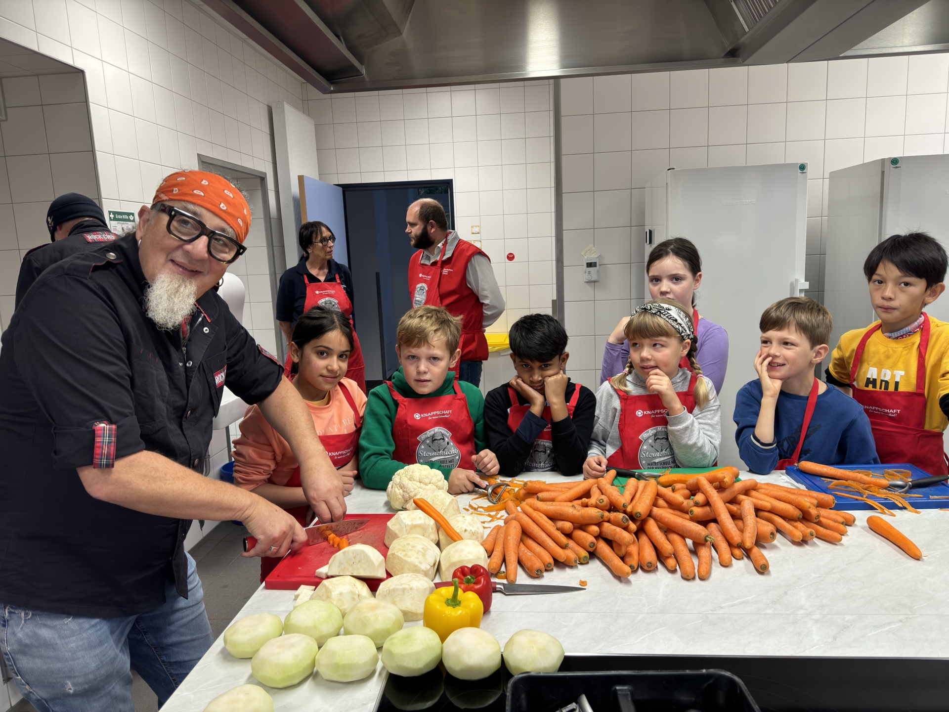 Bild: Für die Veggie Bolognese muss viel Gemüse geschnitten werden!