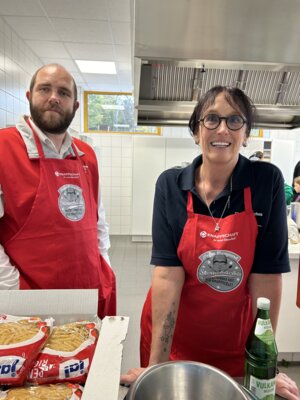 Vorschaubild: DRK-OGS Koordinator Daniel Hermanns und OGS Leiterin Brigitte Baum freuen sich über das tolle Projekt