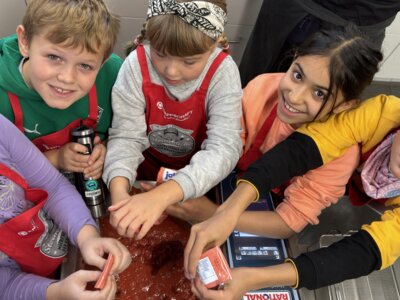 Vorschaubild: Viele Tuben Tomatenmark gehören in die Bolognese für 80 Personen