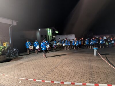 Umzug in Achtrup  (Bild vergr&ouml;&szlig;ern)