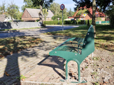 Alt Kr&uuml;ssow bekam eine Bank an der Dorfstra&szlig;e in Richtung Kemnitz.  (Bild vergr&ouml;&szlig;ern)