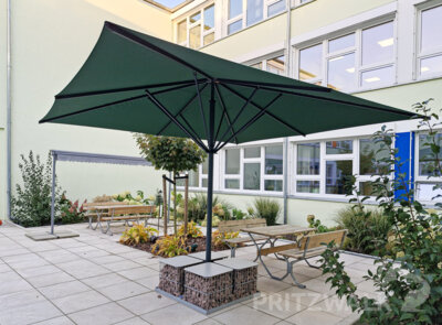 Im Innenhof des Hortes Regenbogen wurde ein neuer Sonnenschirm aufgestellt. Die Sonnenliege wird nachgeliefert.  (Bild vergr&ouml;&szlig;ern)