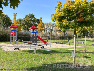Auf dem Spielplatz in Sadenbeck wurden neue Spielger&auml;te aufgebaut.  (Bild vergr&ouml;&szlig;ern)
