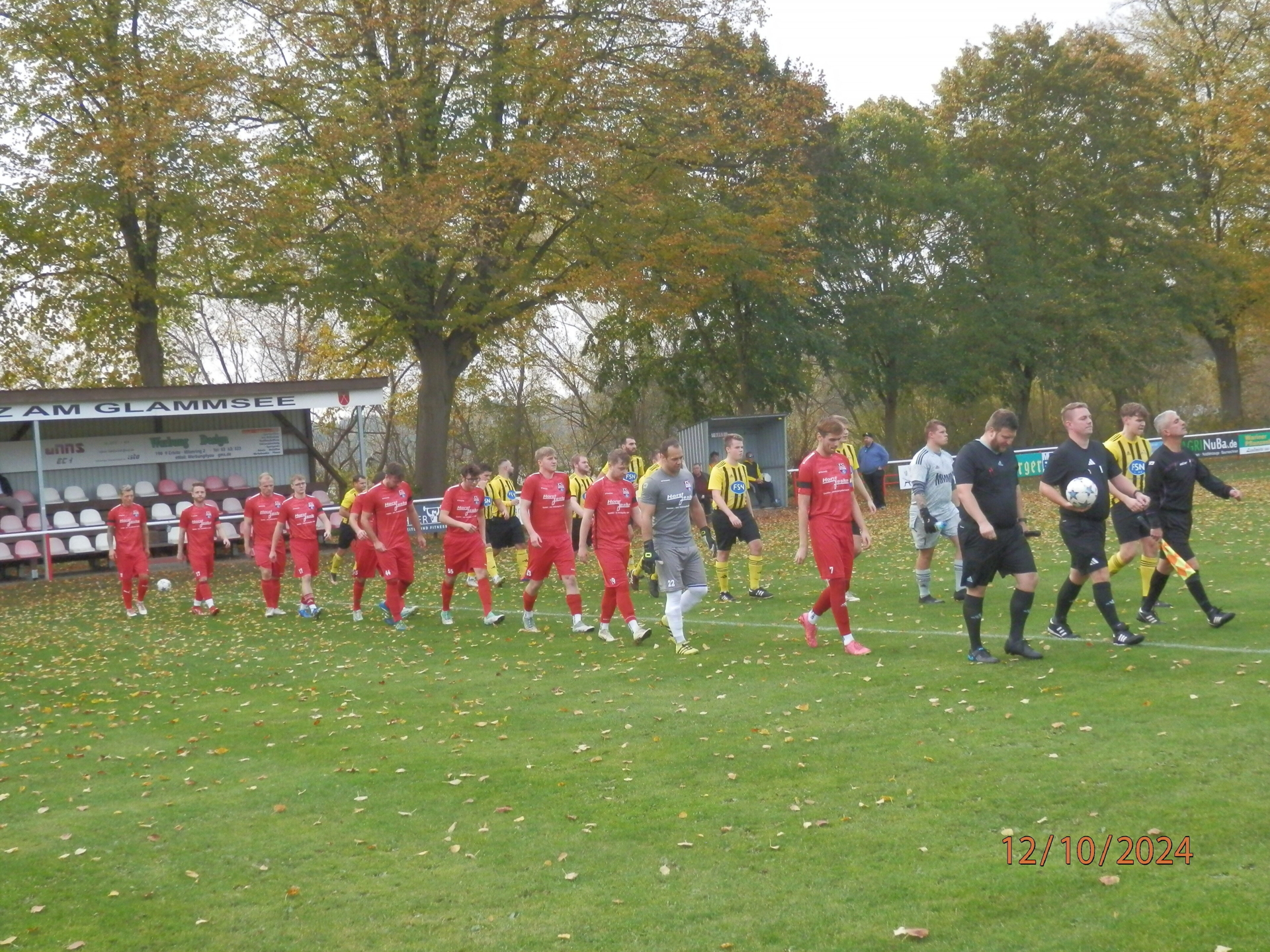 Bild: Herbstliche Umrahmung beim Auflaufen beider Teams.