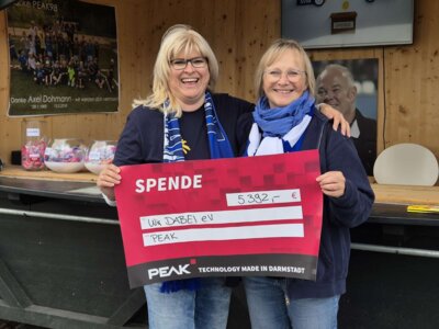Petra Doering und Alexandra Christmann mit dem Spendenscheck 