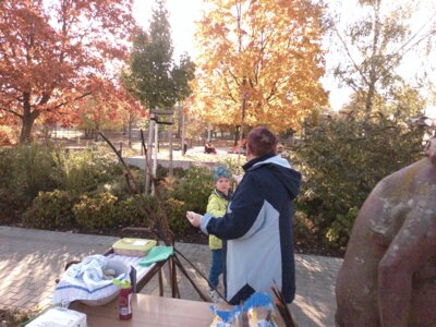 Ist das Würstchen fertig, geht es ab zum Ketchupstand.  (Bild vergrößern)