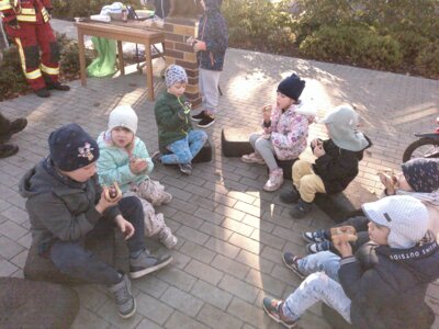 Lustige Gespräche beim Würstchenverzehr.  (Bild vergrößern)