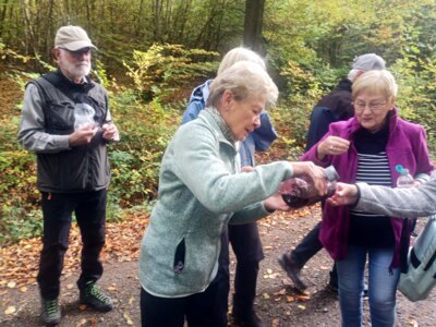 Inge schenkt ein...  (Bild vergr&ouml;&szlig;ern)
