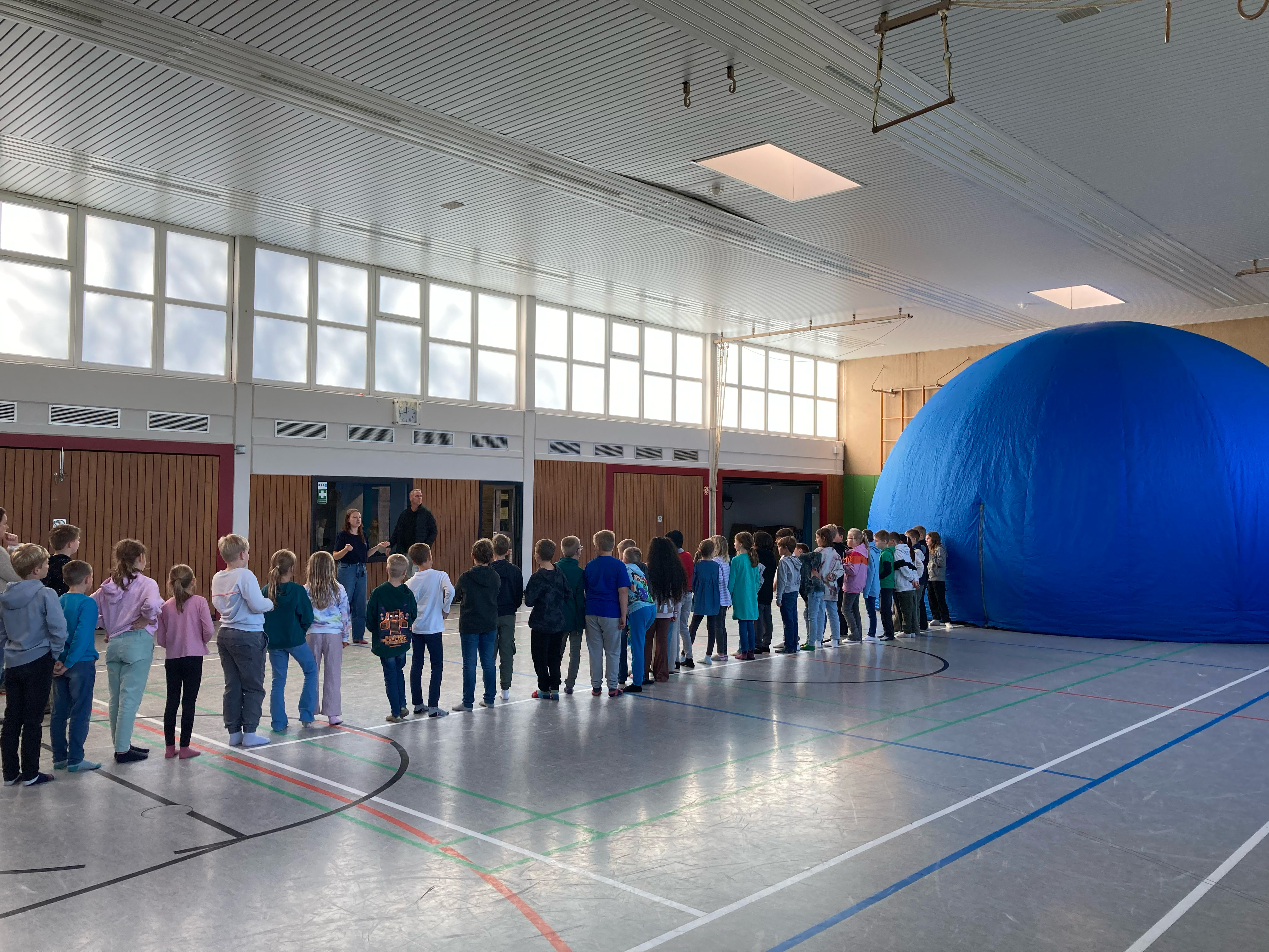 Bild: Die Kuppel, in welcher die Schülerinnen und Schüler durch den Weltraum geführt wurden.