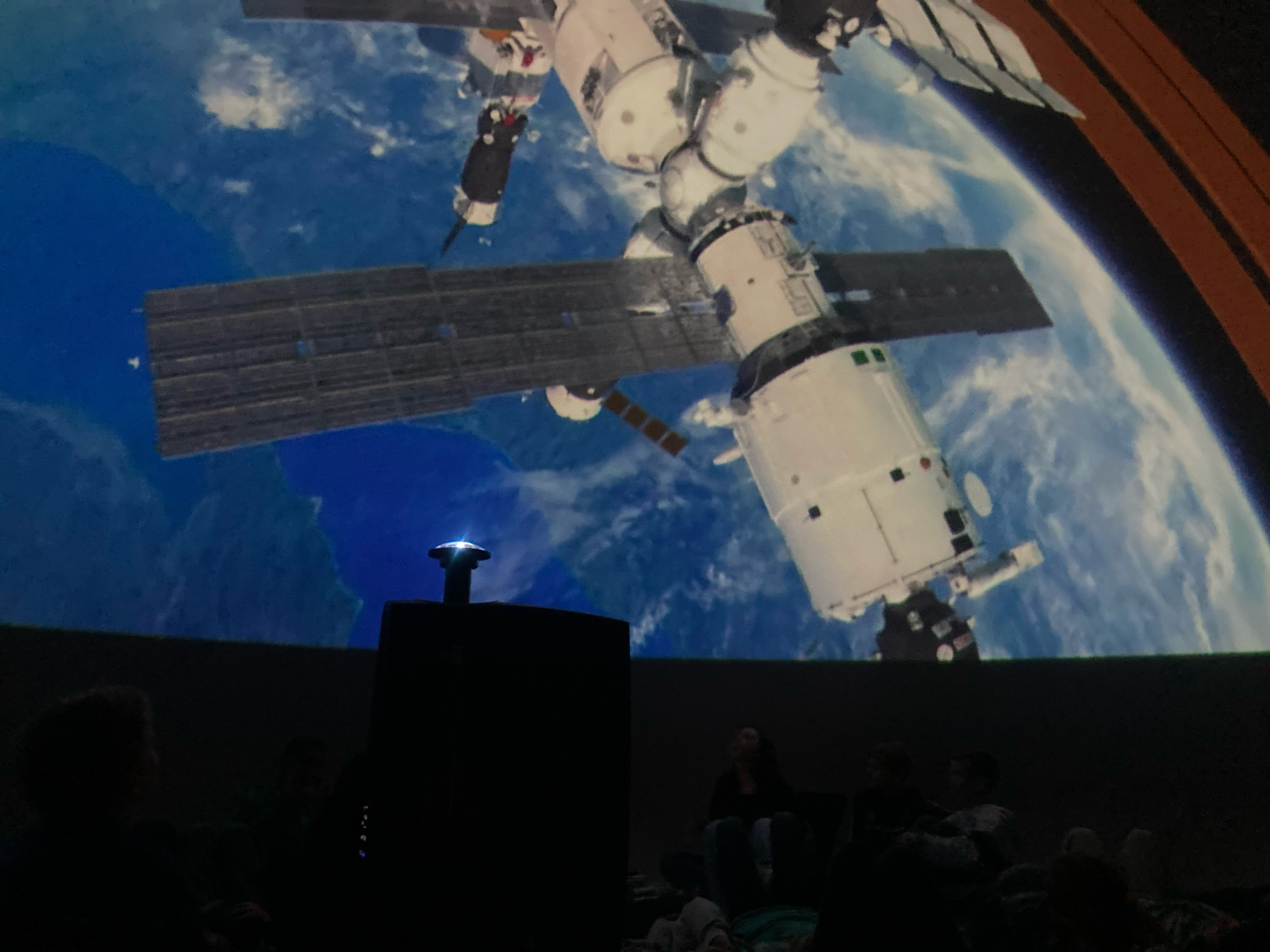 Bild: Ein Highlight vieler Schülerinnen und Schüler: Der virtuelle Rundgang durch die ISS.