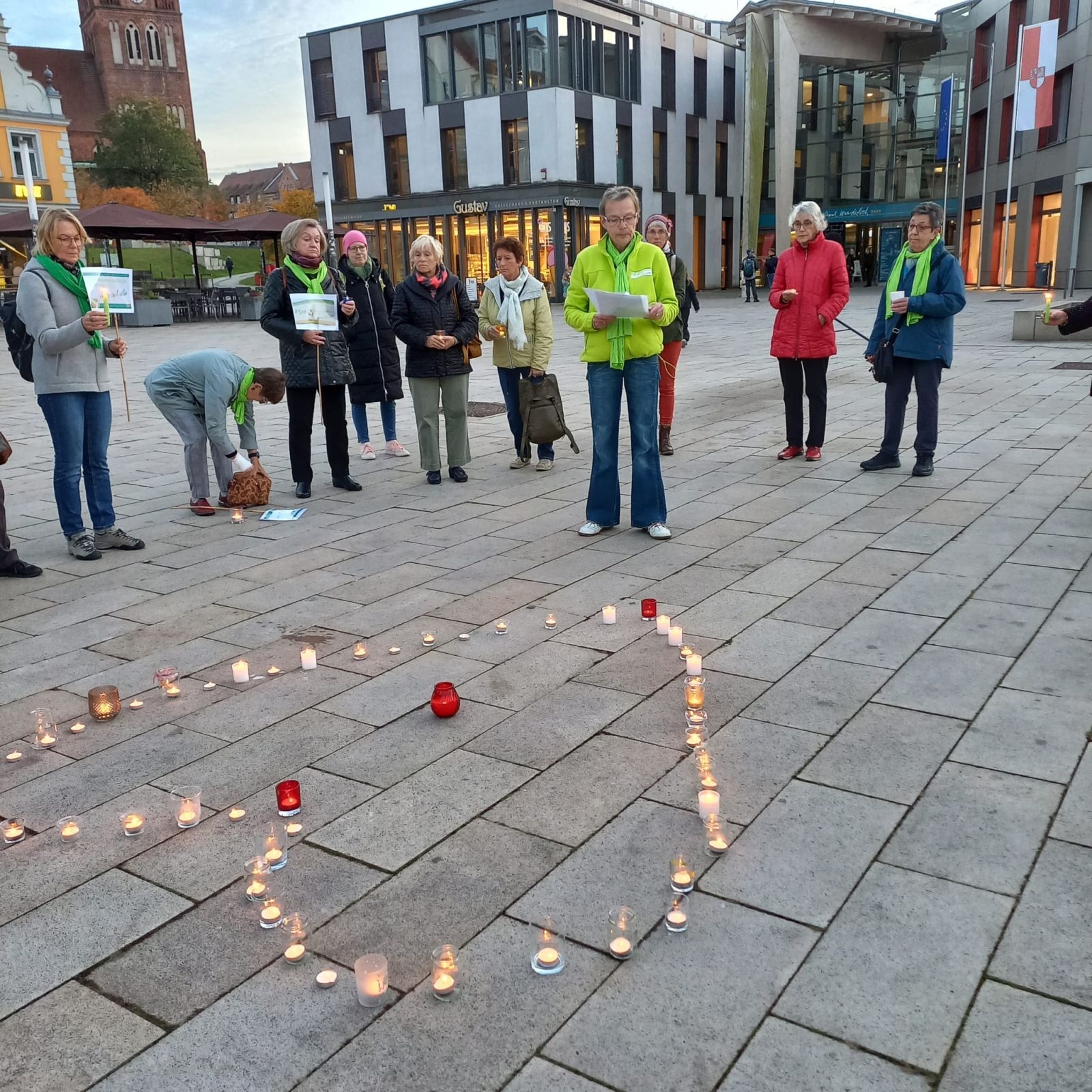 Bild: Lucia Aktion 17 11 2024:: Die Gruppensprecherin der Eberswalder Frauenselbsthilfe Krebs, Petra May, hält am Beginn der Lucia-Aktion eine kurze Rede zum Gedenken an die an Krebs verstorbenen Menschen.