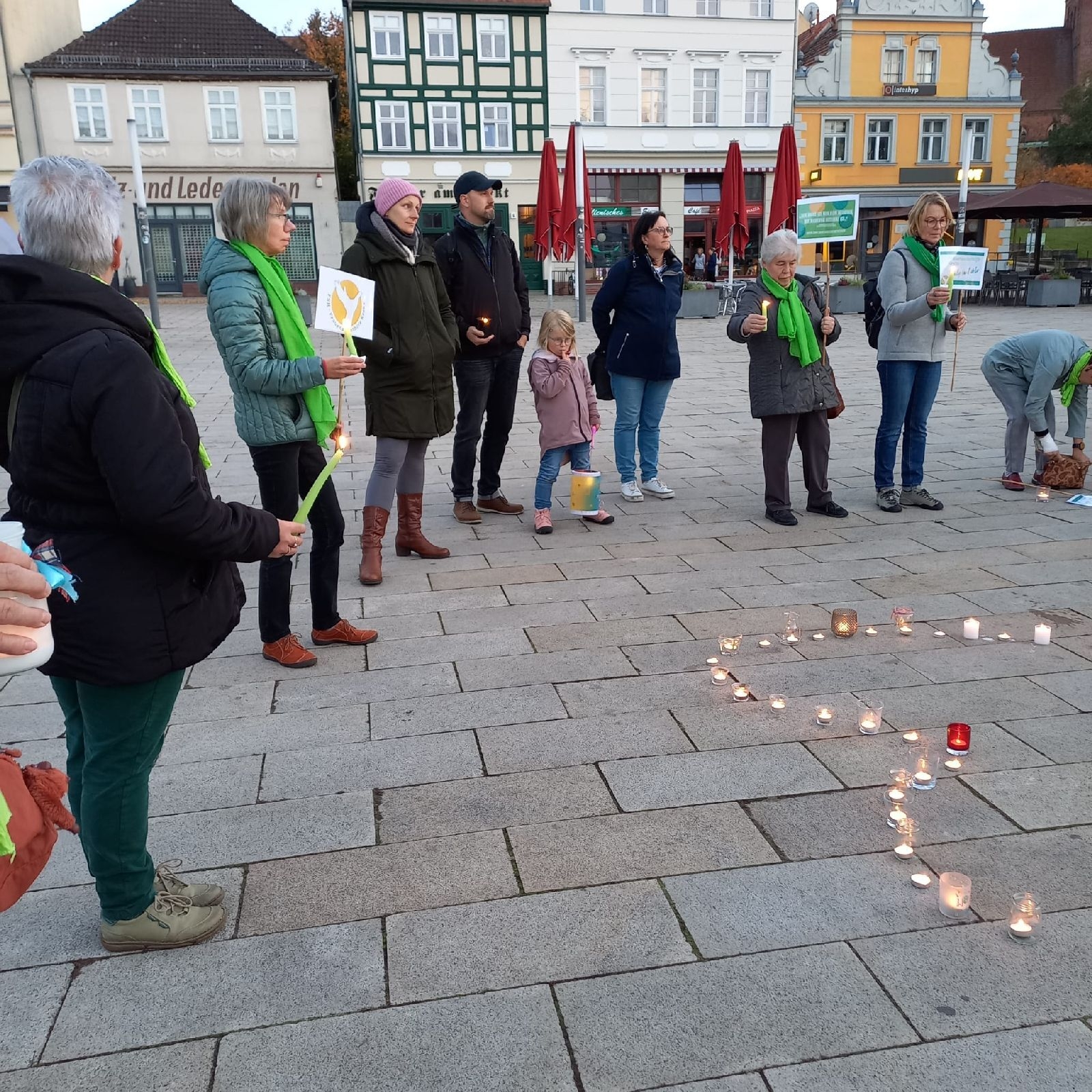 Bild: Lucia Aktion 17 11 2024: Zum Gedenken an die an Krebs verstorbenen Menschen hatten sich am 17.10.2024 viele Mitglieder der Frauenselbsthilfe Krebs Eberswalde und andere Mitbürger um ein Herz aus brennenden Kerzen versammelt.