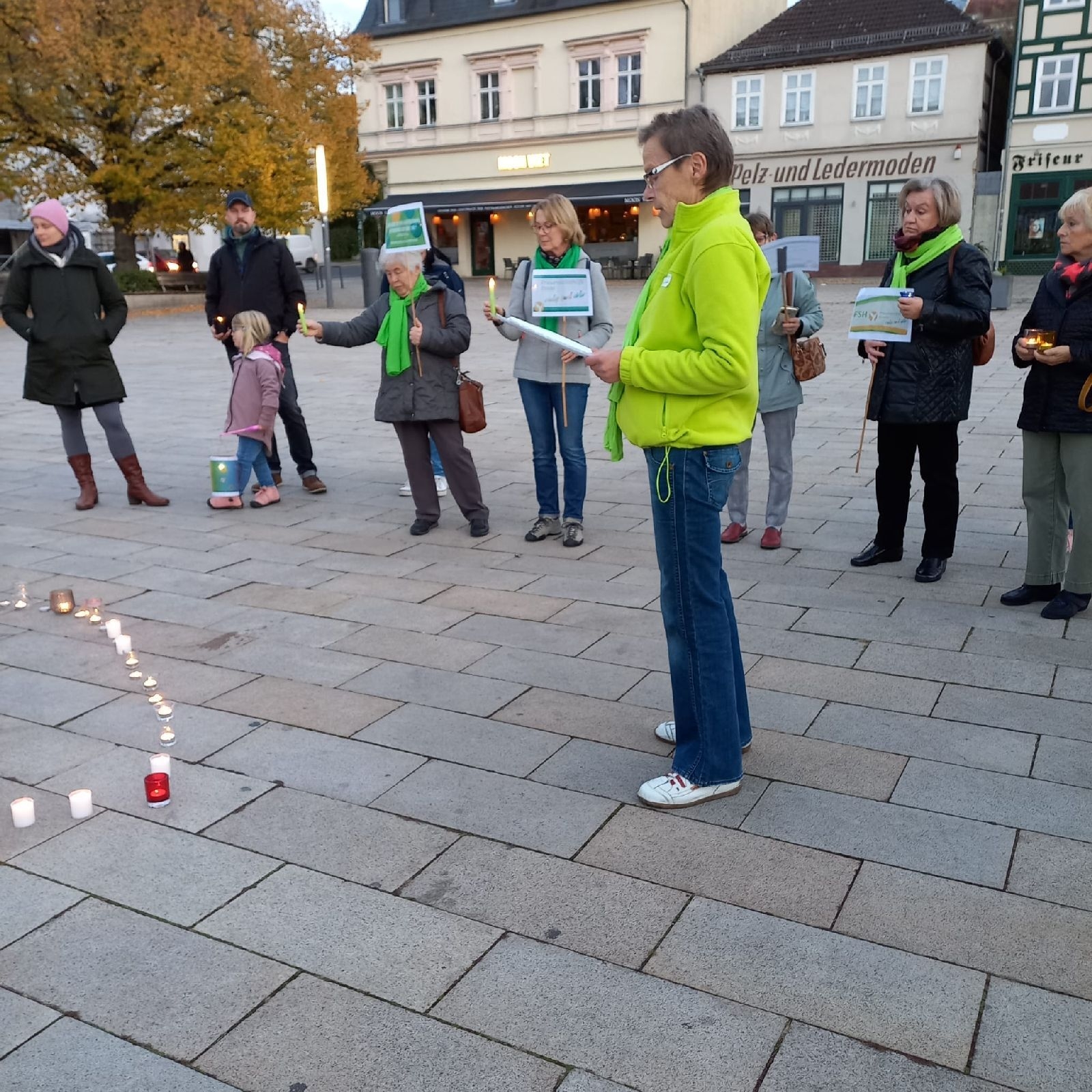 Bild: Lucia Aktion 17 11 2024: Petra May, Gruppensprecherin der Frauenselbsthilfe Krebs Eberswalde ehrt mit einer kurzen Ansprache die an Krebs verstorbenen Menschen.