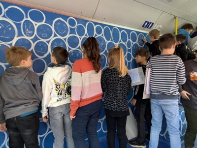 Foto des Albums: Mobiles Museum/ Kunstbus der Staatlichen Kunstsammlungen Dresden/SKD zu Gast in unserer Grundschule (07. 11. 2024)