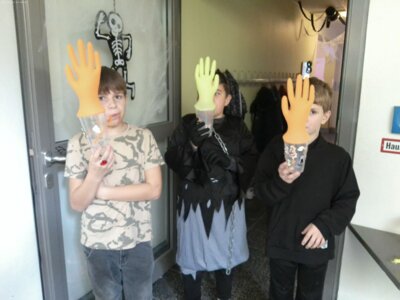 Unsere selbstgebastelten Gruselhände.  (Bild vergrößern)