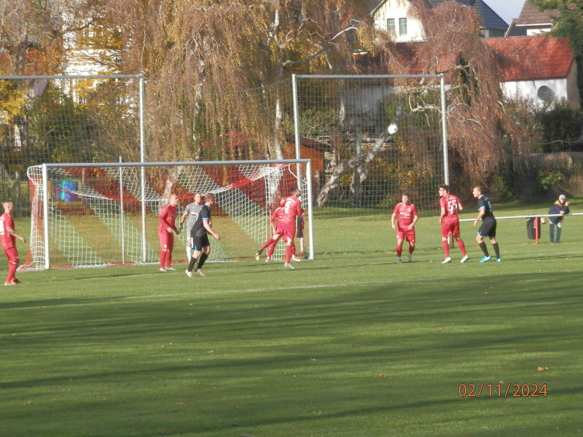 Bild: Zuletzt gegen den SV Teterow (0:0) stand die Seenland Hintermannschaft (rot) recht stabil, hier Domenik Kalis bei der Kopfballabwehr im eigenen Strafraum, ließ keinen Gegentreffer zu.