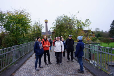 RAD-WANDERGRUPPE am Verbindungskanal zur Leine  (Bild vergr&ouml;&szlig;ern)