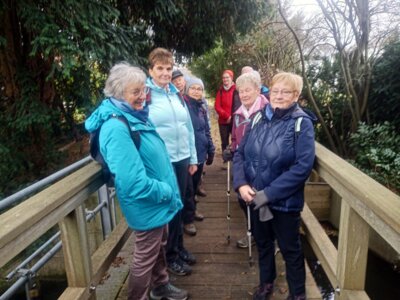 Gruppenbild mit Br&uuml;cke  (Bild vergr&ouml;&szlig;ern)