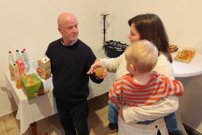 Vorschaubild: Volker bei der Getränkeausgabe