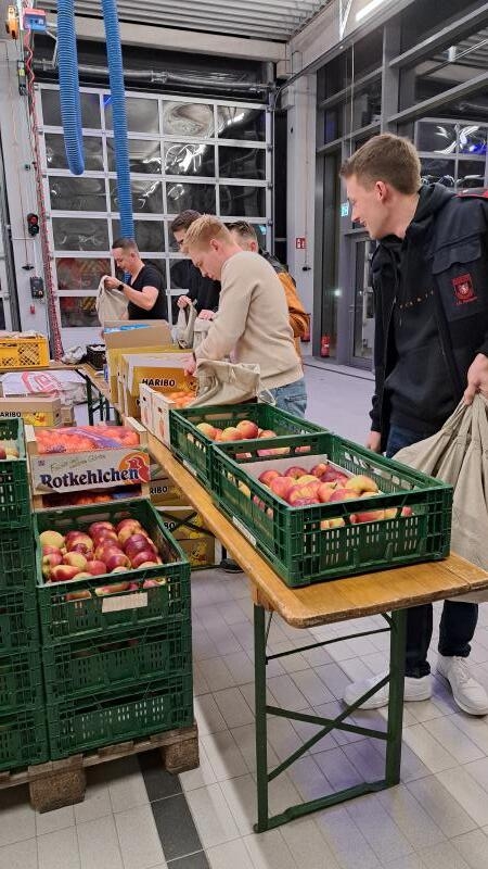 Bild: Tüten packen am Donnerstag