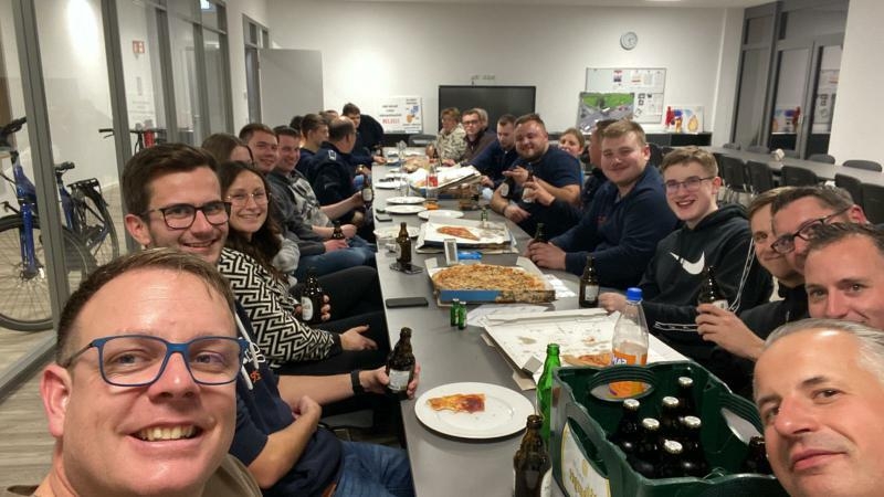 Bild: Nach dem Zug wurde natürlich auch noch bei Pizza und Kaltgetränk zusammen gesessen