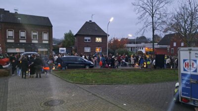 Martinszug in Kempen am Sonntag  (Bild vergr&ouml;&szlig;ern)