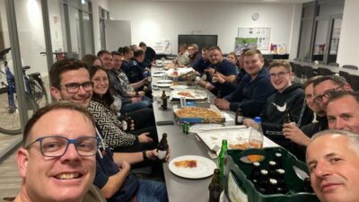 Nach dem Zug wurde nat&uuml;rlich auch noch bei Pizza und Kaltgetr&auml;nk zusammen gesessen  (Bild vergr&ouml;&szlig;ern)