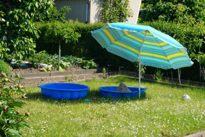 Sandkasten mit Sonnenschirm  (Bild vergr&ouml;&szlig;ern)