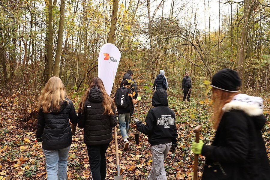 Bild: Kinder der Sönke-Nissen-Gemeinschaftsschule auf dem Weg zum Baumpflanzen mit dem Unternehmen DS Smith. Foto: Stadt Glinde
