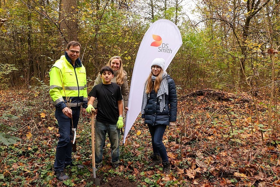 Bild: Thomas Kammler und Annkatrin de Lannoy von DS Smith mit Umweltschutzmanagerin Stina Harbeck und einem Schüler der 7b der Sönke-Nissen-Gemeinschaftschule Foto: Stadt Glinde