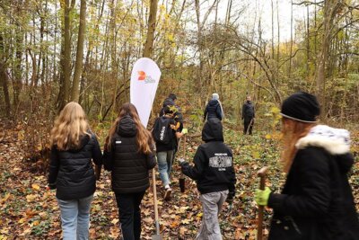 Kinder der S&ouml;nke-Nissen-Gemeinschaftsschule auf dem Weg zum Baumpflanzen mit dem Unternehmen DS Smith. Foto: Stadt Glinde  (Bild vergr&ouml;&szlig;ern)
