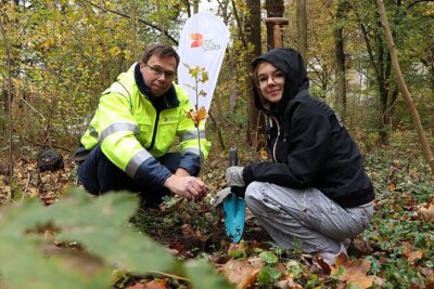 Thomas Kammler von DS Smith mit Tabea von der S&ouml;nke-Nissen-Gemeinschaftsschule Foto: Stadt Glinde  (Bild vergr&ouml;&szlig;ern)