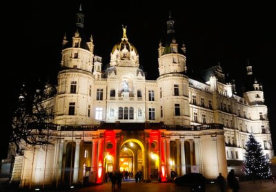 H&ouml;fische Weihnacht Schwerin  (Bild vergr&ouml;&szlig;ern)