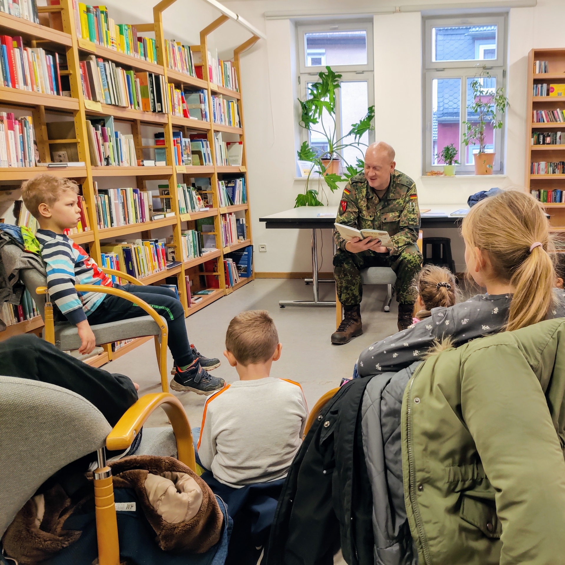 Bild: Oberstleutnant Czada beim Vorlesen