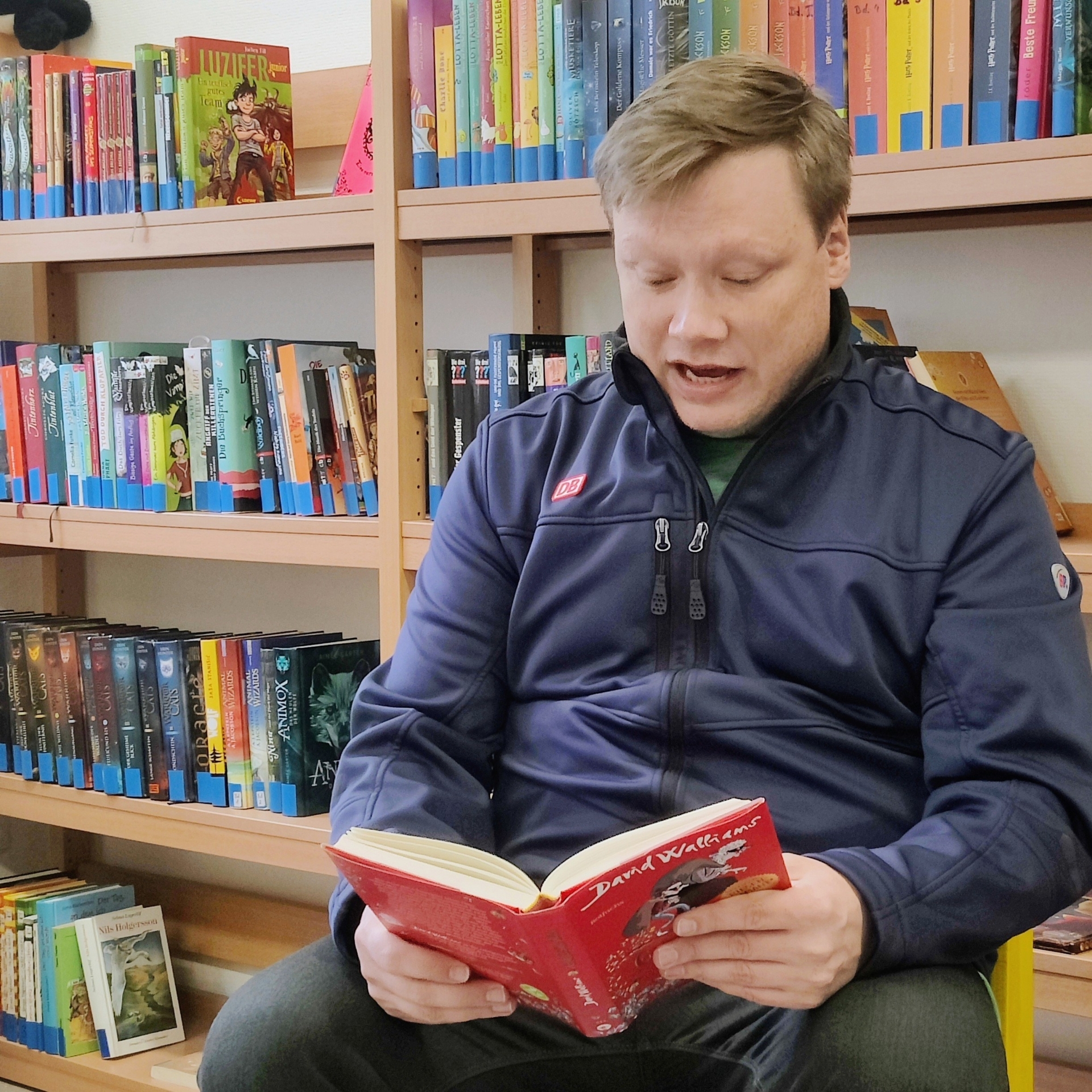 Bild: Oliver Trott beim Vorlesen