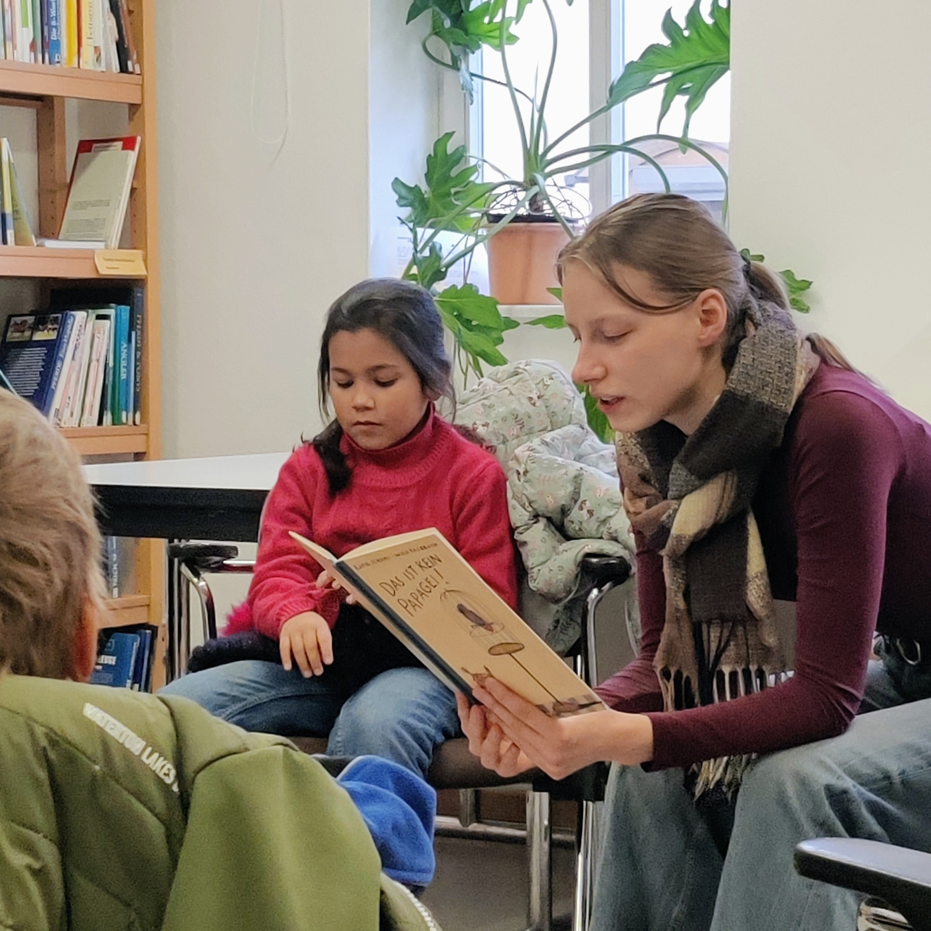 Bild: Lena und Vera Meffert lesen Geschichten