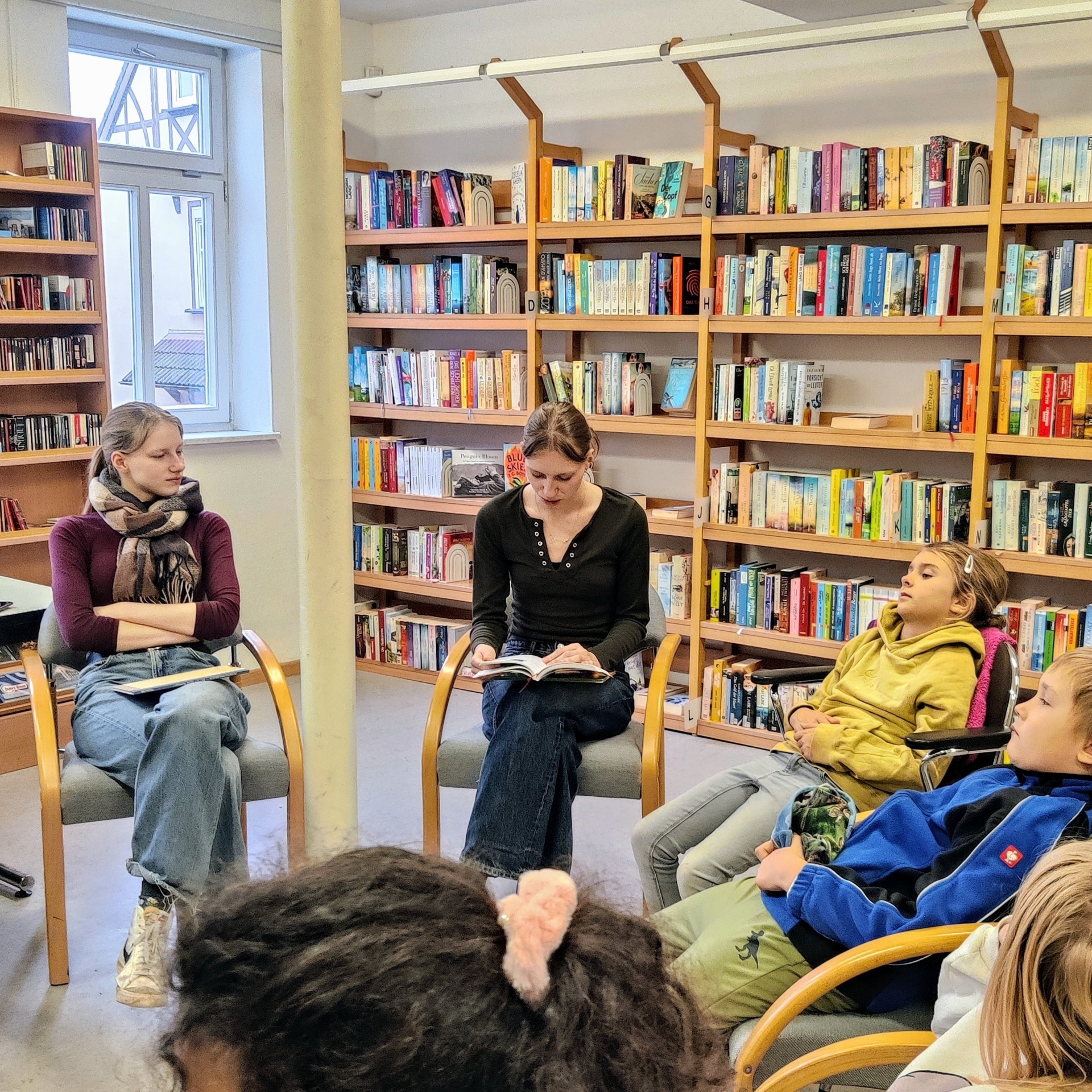 Bild: Lena und Vera Meffert lesen Geschichten