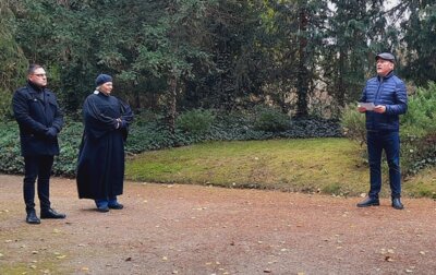 Vorschaubild: Lares Kirmse vom Meuselwitzer Heimatverein dankt den Unterstützern bei der Erneuerung der Namens-Tafeln
