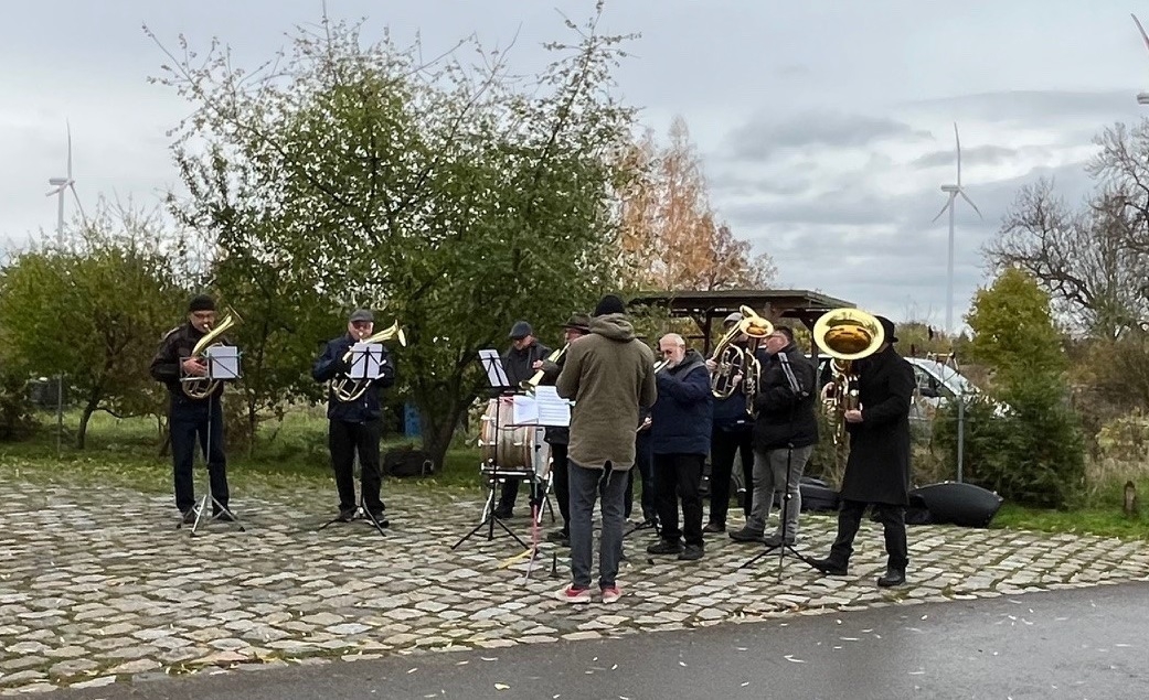 Bild: Die Stadtkapelle Meuselwitz begleitet die Gedenkveranstaltung musikalisch