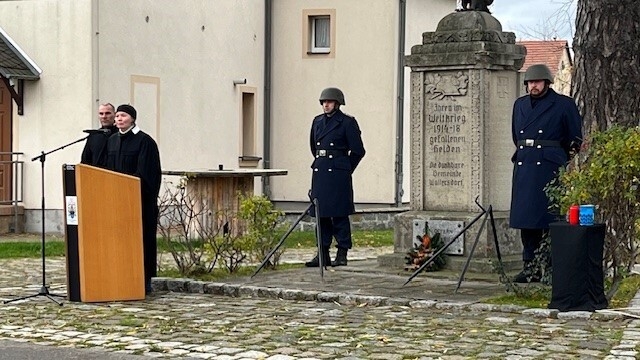 Bild: Pfarrerin Schulter spricht Gedenkworte