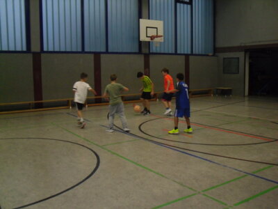 Auspowern beim Fußballspiel.  (Bild vergrößern)